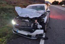 Sale ileso tras impactar su coche contra un caballo en Oia