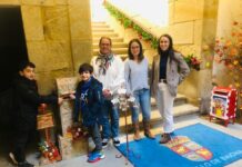 Vecinos de Baiona envían cartas a personas que se puedan sentir solas estas navidades