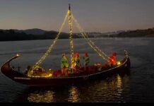 Llega a Tui el barco de Navidad con chocolate caliente que recorre el Miño