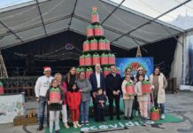 Baiona impulsa el reciclaje de envases de vidrio con un árbol de Navidad formado por miniglús