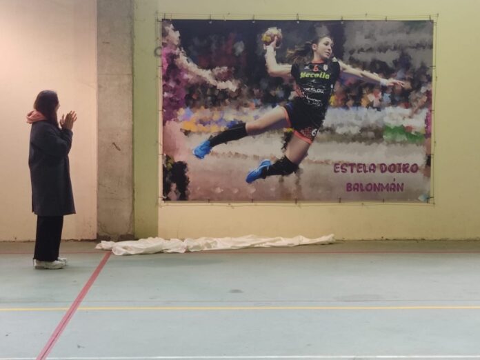 Estela coa pancarta de homenaxe