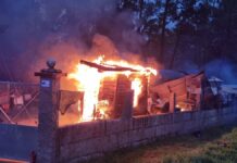 Sólo dos bomberos sofocan el incendio de un galpón en Gondomar