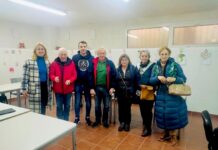 Vecinos de Baiona practican con sus móviles a manejarse por internet