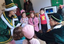 Los ayudantes de Papá Noel visitan los coles de O Porriño
