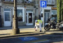 Baiona limpia las manchas de oxido de las aceras