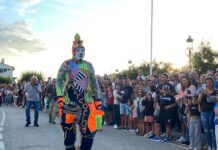 Regresa a Nigrán Karcocha, el arlequín urbano más famoso del mundo