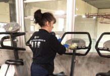 El alumnado del taller “Coidando Miñor” limpia a fondo el pabellón de deportes de Baiona