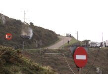 Netflix lanza un todoterreno por un terraplén en Baiona para grabar una escena