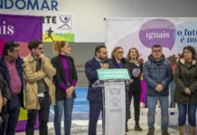 Concello y alumnado del IES Auga da Laxe celebran el Día Internacional de la Mujer