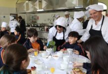 Los niños del Antonio Palacios disfrutan de un desayuno saludable