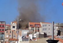 Declarado un incendio en una casa okupa en el centro de A Guarda