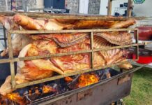 Degustación de porco ó espeto en la Fiesta de «San Benito das Marabillas» en Areas-Sobrada
