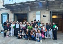 Alumnos de la Escola Municipal de Teatro de Nigrán asisten en Santiago a la representación de la obra «Os actos e as profecías»