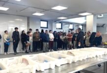 El alumnado de Economía y Emprendimiento del Cova Terreña visita la lonja de Baiona