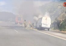 Arde una furgoneta en marcha en la AG-57 en Vincios