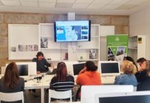 Oia presenta su guía turística interactiva al comercio y hostelería local