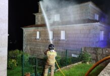 Los Bomberos intervienen en el incendio de una chimenea en Gondomar