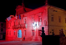 La casa del Concello de Tui se iluminó de rojo por el Día Mundial de la Hemofilia