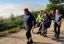 O Rosal celebra una jornada para aprender a usar la silla todoterreno para rutas adaptadas