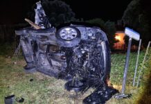 Se sale de la vía, colisiona con el remolque de un camión y arrolla dos señales y una valla en Oia