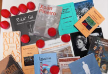 Agasallan cun libro aos doantes co gallo do Día das Letras Galegas