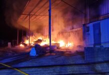 Extinguido el incendio que calcinó un anexo de una nave industrial en A Guarda