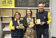 Correos regala a los peregrinos en A Guarda y Tui el libro Leyendas del Camino de Santiago