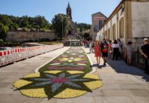 Gondomar activa un dispositivo especial de tráfico por la elaboración de las alfombras florales del Corpus