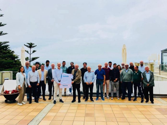 Almuiña visita a una delegación de la Real Federación Galega de Fútbol concentrada en Oia