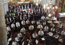 Lleno absoluto para celebrar el 40 aniversario de la Agrupación Coral Polifónica de A Guarda
