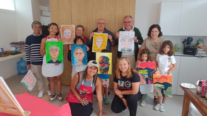 Gran éxito de los talleres de pintura intergeneracional
