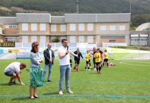 Luis López entrega os trofeos do campionato inaugural do campo de fútbol das Tornas, en Oia