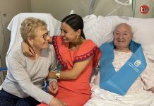 Una joven de Tui se hace viral con un emotivo vídeo con sus abuelos en el hospital después de graduarse