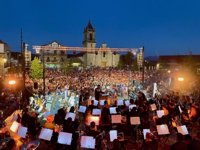 As Fillas de Cassandra y la Banda do Rosal hacen historia en una actuación conjunta en la Praza do Calvario