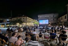La magia del Mago Noel y el cine bajo las estrellas llenan de vida las plazas de Tomiño