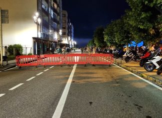 Baiona corta la PO-552 durante la actuación de la Orquesta Panorama