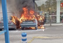 Arden dos coches en un centro comercial de Nigrán