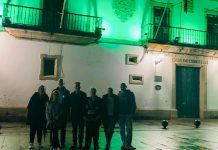 La fachada del Concello de Baiona se ilumina por el Día Nacional de la Artritis