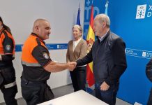 El delegado territorial entrega los carnés a 6 efectivos de Protección Civil de Tui