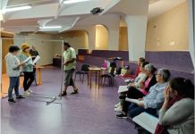 Nigrán ofrece la obra de teatro «Unha rosa é unha rosa», del grupo de Moaña Charaviscas