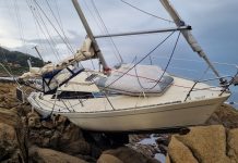 Un velero encalla de madrugada en Baredo