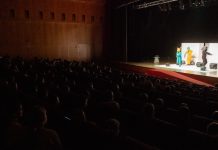 300 alumnos de Primaria de Tui asistieron a la representación de “Wombo Combo”