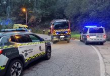 Herido un motorista de Vigo tras caer con su moto por un terraplén de 8 metros en Nigrán