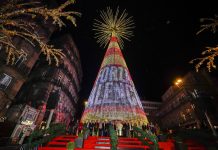 Vigo se prepara para el encendido de la Navidad con paraguas de colores