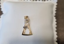 Una joyería de Baiona lanza la primera medalla de la Virgen de la Roca