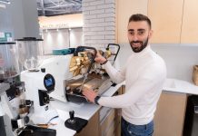 Adri Vila, campeón internacional de baristas, inaugura “Maruxa Market” en el mercado de San Antonio de Tui