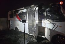 Los bomberos sofocan el incendio en una autocaravana en Tui