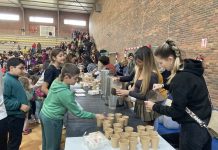 Mil escolares celebran en el pabellón de Panxón el Día de la Discapacidad con una chocolatada