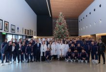 El RC Celta llena de ilusión el Hospital Álvaro Cunqueiro en su visita navideña