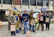 Nigrán y Ovalmi inician el reparto de bolsas de Navidad entre los negocios del municipio